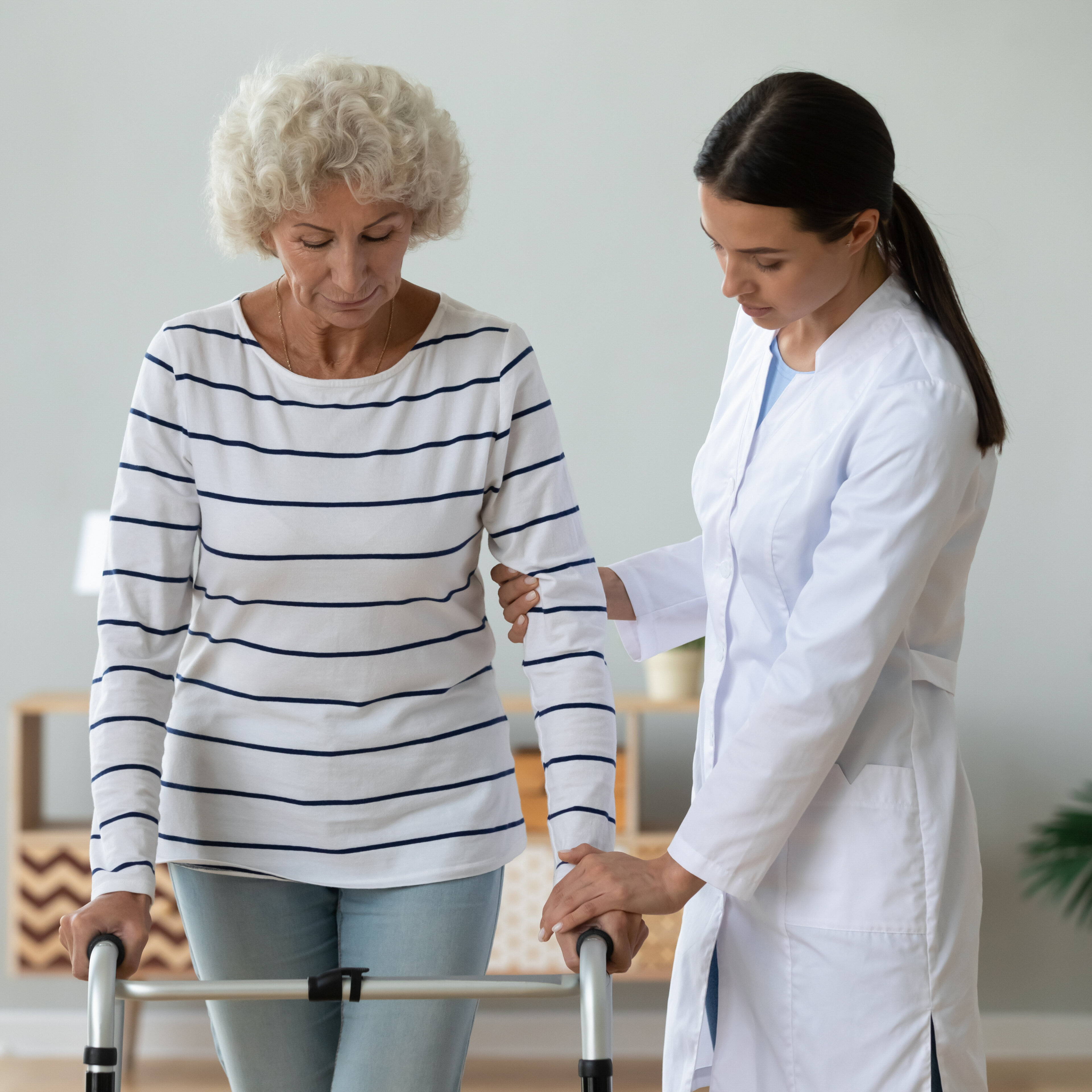 Médecin traitant aide une patiente âgée ave un exercice de réadaptation